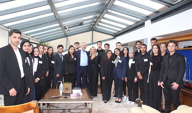 Akfen Holding Yönetim Kurulu Başkanı Hamdi Akın, TİKAV Bursiyerleri ile Bir Araya Geldi